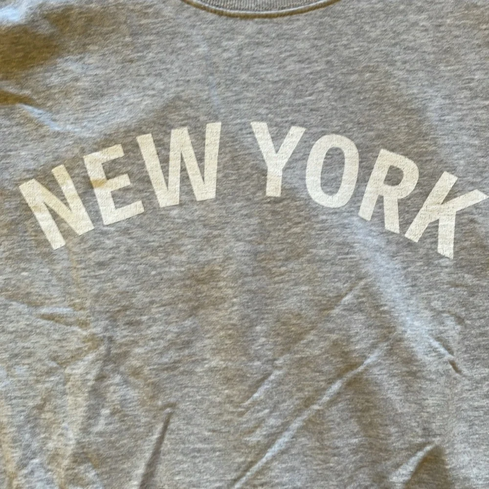 👽3/$30 SALE👽 H&M LOGG New York Printed Crewneck Sweatshirt Size Medium - Picture 4 of 7